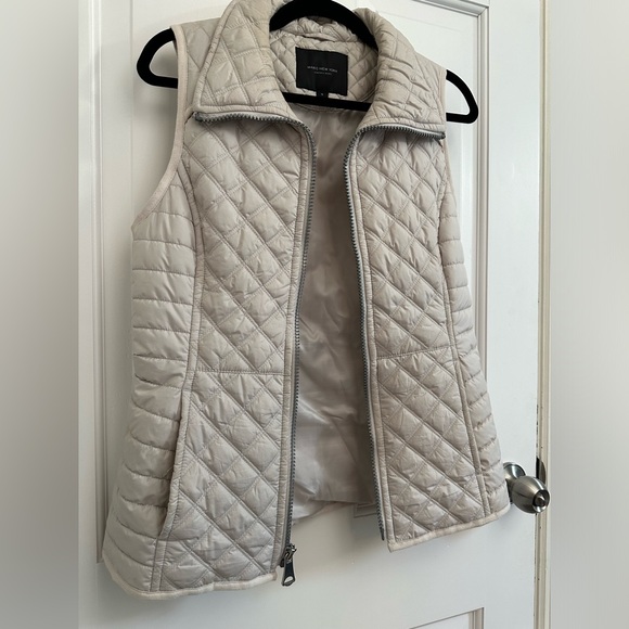 Great condition puffer vest - Picture 4 of 4